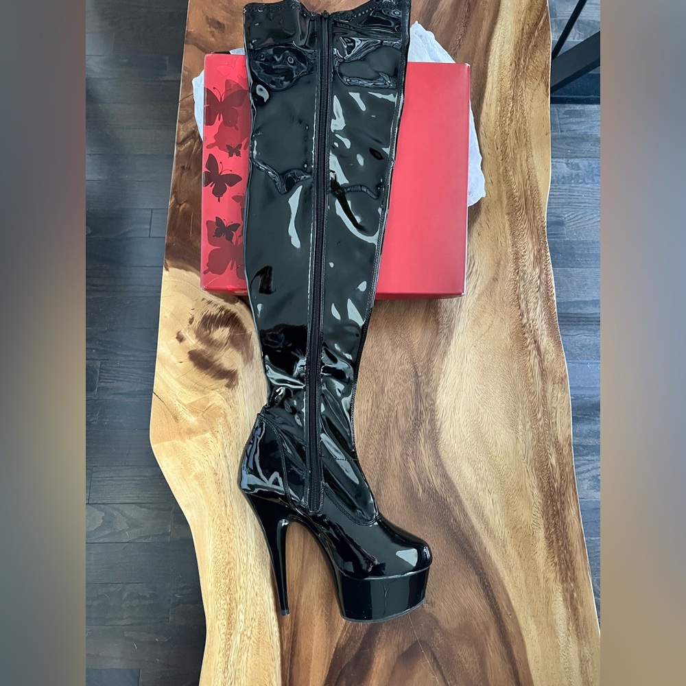 Tigh high pleaser boots delight 300 brand new